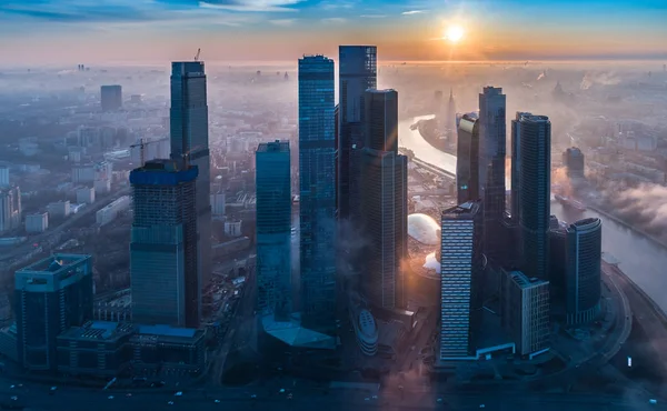 Moskova, Rusya 11 Nisan 2019: şafakta Moskova Uluslararası Iş merkezi kuleleri bir havadan görünümü.