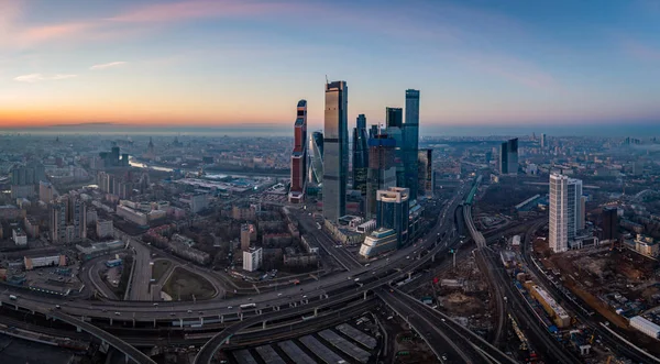 Moskova, Rusya 11 Nisan 2019: şafakta Moskova Uluslararası Iş merkezi kuleleri bir havadan görünümü.