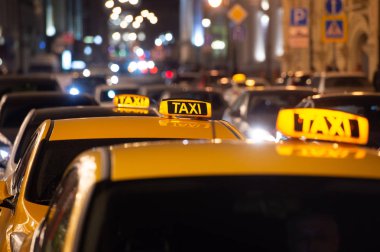 Gece bir taksinin çatısında taksi tabelası var.