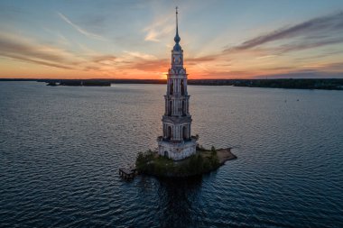 Bir havadan görünümü Moskova dışında yaklaşık 190 km Tver bölgesinde Kalyazin kasabasında St Nicholas Katedrali çan gösterir.