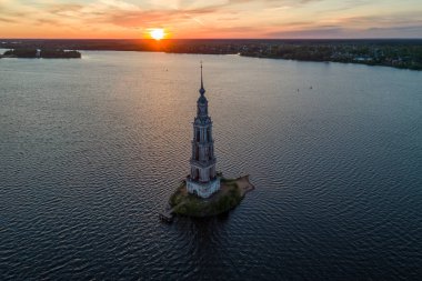 Bir havadan görünümü Moskova dışında yaklaşık 190 km Tver bölgesinde Kalyazin kasabasında St Nicholas Katedrali çan gösterir.