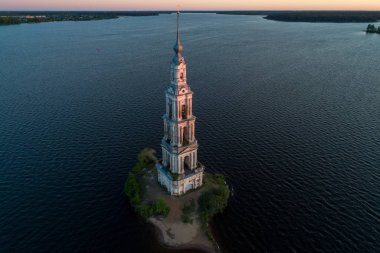 Bir havadan görünümü Moskova dışında yaklaşık 190 km Tver bölgesinde Kalyazin kasabasında St Nicholas Katedrali çan gösterir.