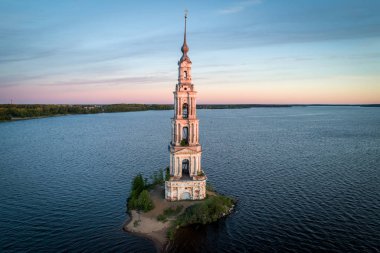 Bir havadan görünümü Moskova dışında yaklaşık 190 km Tver bölgesinde Kalyazin kasabasında St Nicholas Katedrali çan gösterir.