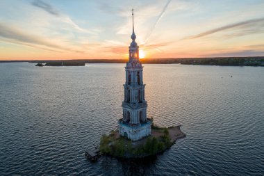 Bir havadan görünümü Moskova dışında yaklaşık 190 km Tver bölgesinde Kalyazin kasabasında St Nicholas Katedrali çan gösterir.