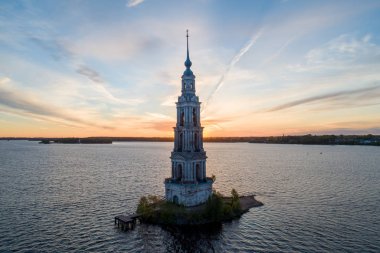 Bir havadan görünümü Moskova dışında yaklaşık 190 km Tver bölgesinde Kalyazin kasabasında St Nicholas Katedrali çan gösterir.