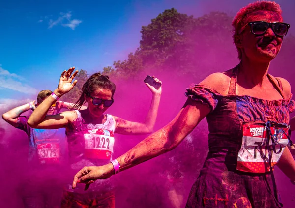 Moskova, Rusya-2 Haziran 2019: onlar 2019 Color Run, Luzhniki Olimpiyat kompleksi etrafında bir 5km koşmak yer almak gibi Insanlar renkli toz kaplıdır. 