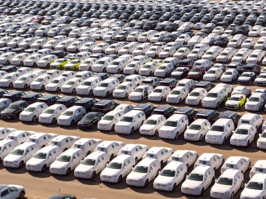 Moskova, Rusya, 26 Eylül 2019 Yeni arabalarla otopark manzarası