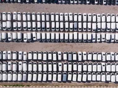 Moskova, Rusya, 26 Eylül 2019 Yeni arabalarla otopark manzarası