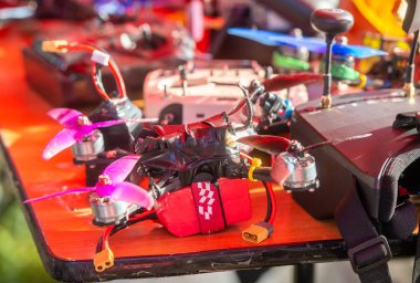 Yarış fpv drone resmi (çoklu kopter)