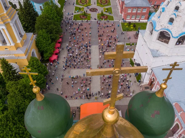 KOLOMNA, MOSCOW REGION, RUSSIA - 7 Haziran 2020: İnananların dini bir hizmet sırasında Varsayım Katedrali önündeki sosyal mesafeyi gözlemlemelerinin havadan görüntüsü.