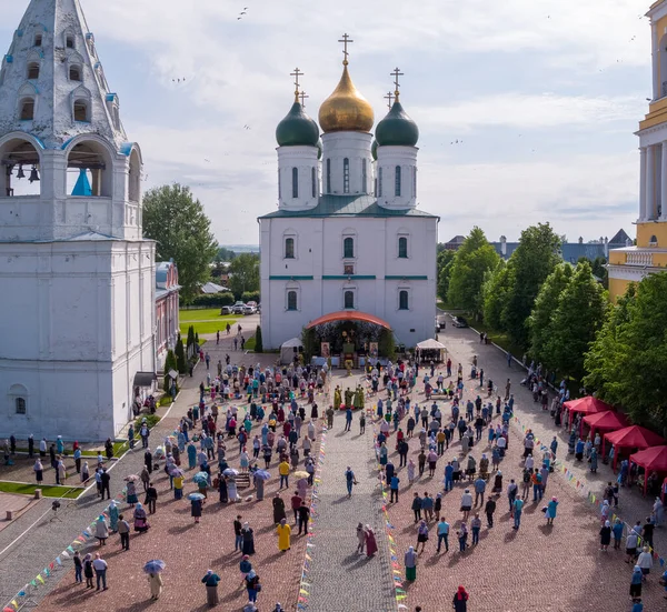 KOLOMNA, MOSCOW REGION, RUSSIA - 7 Haziran 2020: İnananların dini bir hizmet sırasında Varsayım Katedrali önündeki sosyal mesafeyi gözlemlemelerinin havadan görüntüsü.