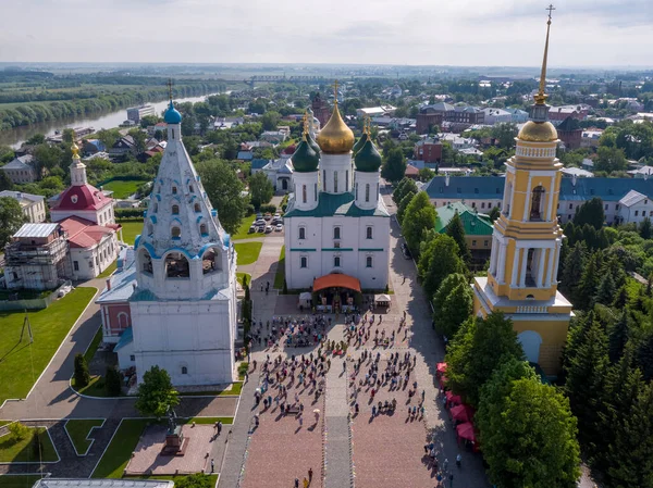 KOLOMNA, MOSCOW REGION, RUSSIA - 7 Haziran 2020: İnananların dini bir hizmet sırasında Varsayım Katedrali önündeki sosyal mesafeyi gözlemlemelerinin havadan görüntüsü.