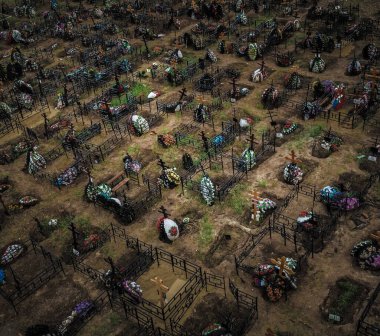 11 Haziran 2020 'de Moskova' nın dışındaki Butovo mezarlığındaki taze mezarların havadan görüntüsü..