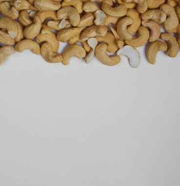 Beyaz arka planda kaju fıstığı. Sağlıklı ve doğru beslenme konsepti. Boşluğu kopyala.