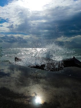 Yağmur sonra dalgalar çöküyor