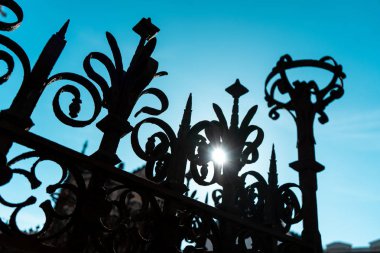 Dövme demir parmaklıkları ve güneş