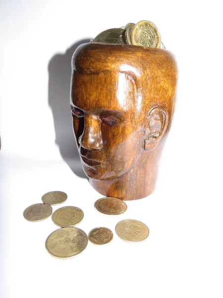 頭の形をした鉢で 硬貨で埋め尽くされる — ストック写真