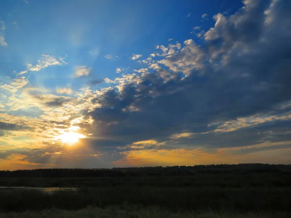 Прекрасний Захід Сонця Над Ставком Сонячні Промені Проходять Крізь Хмари — стокове фото