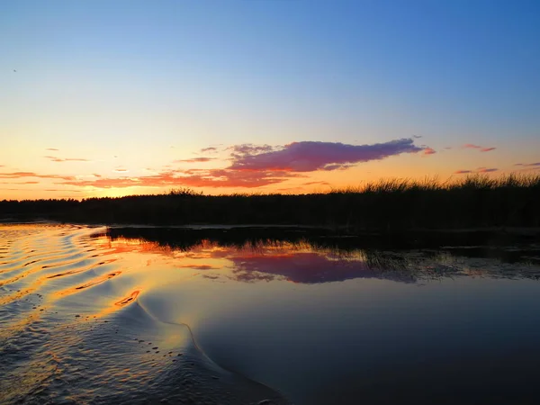 günbatımı üzerinde gölet