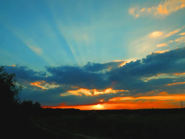 Красиві Помаранчеві Відтінки Заходу Сонця Димчастих Хмарах Прозорими Сонячними Променями — стокове фото