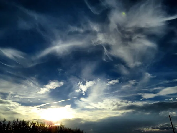Gün batımıile aydınlatılan güzel stratus ve cirrus bulutları