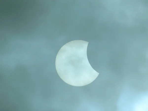 Dumanlı bulutlarda güneşin kısmi tutulması