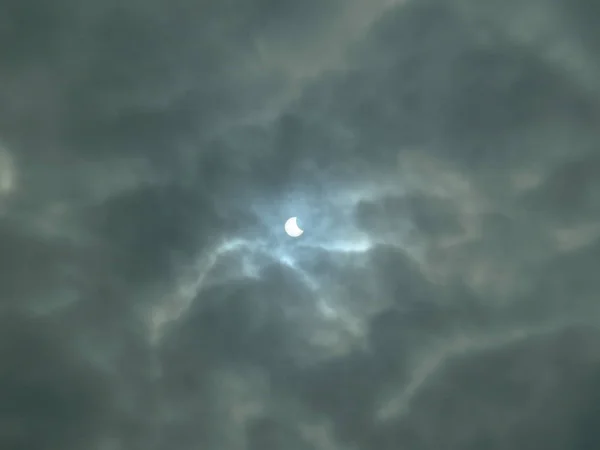 Dumanlı bulutlarda güneşin kısmi tutulması