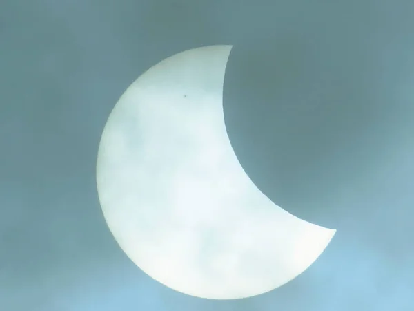 Dumanlı bulutlarda güneşin kısmi tutulması