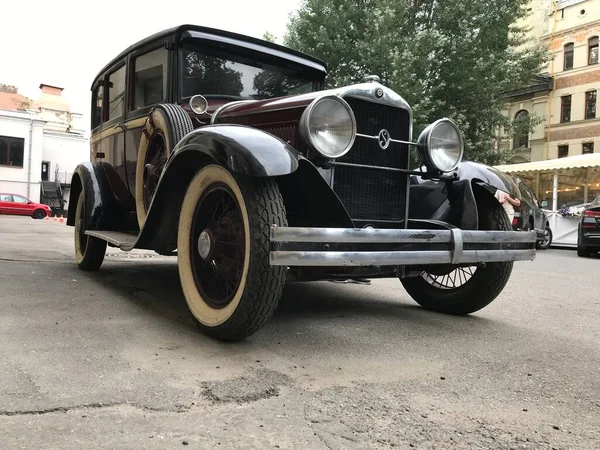 Машини Теж Актори Старий Американський Студентський Автомобіль Біля Входу Кіностудію — стокове фото