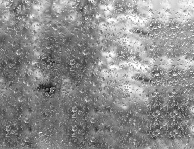 Yağmur damlaları cam yüzeyini kapladı