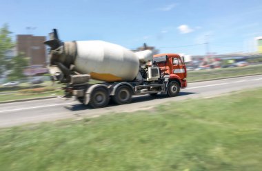 İnşaat alanına beton karıştırıcı ile beton teslimatı