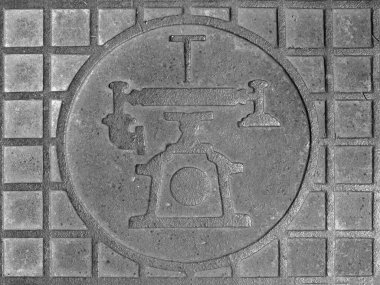 Bir telefon ağının teknolojik kuyusunun kapağı.