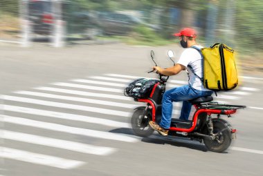 Kuryeler malların teslimatı için emirleri yerine getirirler.