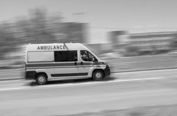 Ambulância Correndo Longo Estrada — Fotografia de Stock