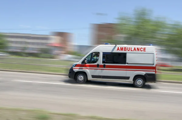 Ambulância Correndo Longo Estrada — Fotografia de Stock