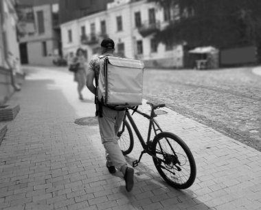 Görüntü, kuryeler mal teslimatı için emirleri yerine getirirler.