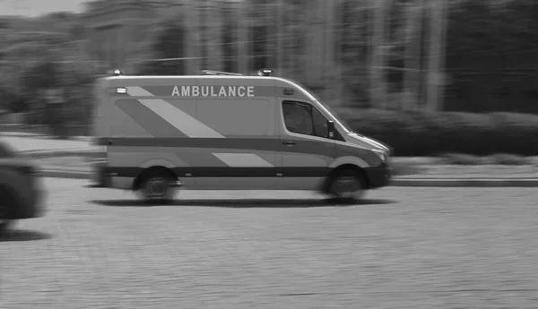 Ambulanza Che Corre Lungo Autostrada — Foto Stock