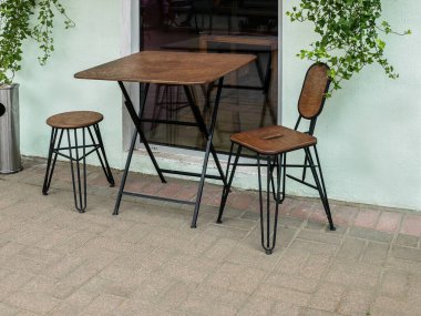 Kafenin girişinin yanındaki sokakta bir masa.