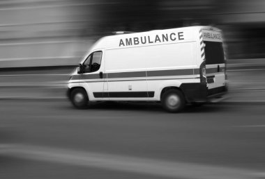 Ambulans otoyolda hızla ilerliyor.