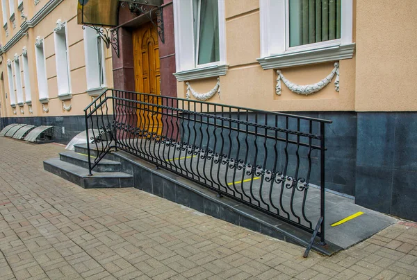 Binanın girişinde merdiven ve merdiven var.