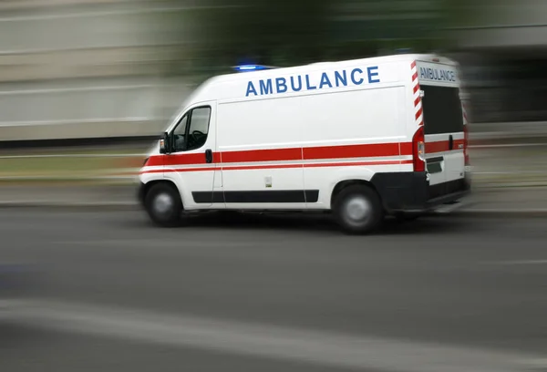 Ambulancia Corriendo Por Carretera —  Fotos de Stock