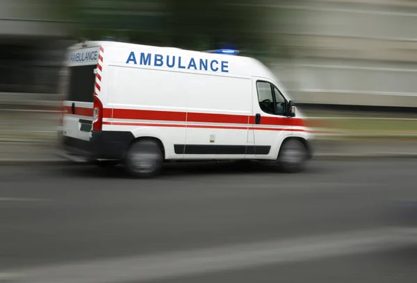 Ambulance Précipitant Long Autoroute Photo De Stock