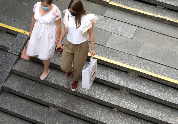 Mujeres Con Paquetes Bajan Las Escaleras Metro — Foto de Stock