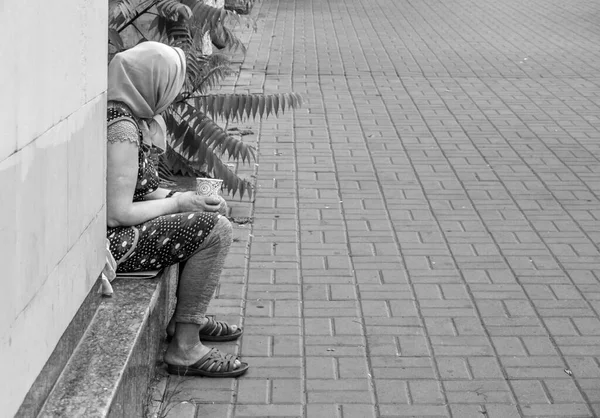 Femme Mendiante Dans Rue Assoit Contre Mur — Photo
