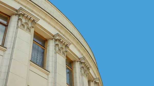 青い背景の建物の白い柱 — ストック写真