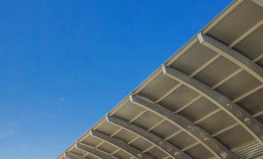 Gökyüzüne karşı metal çatı yapısı