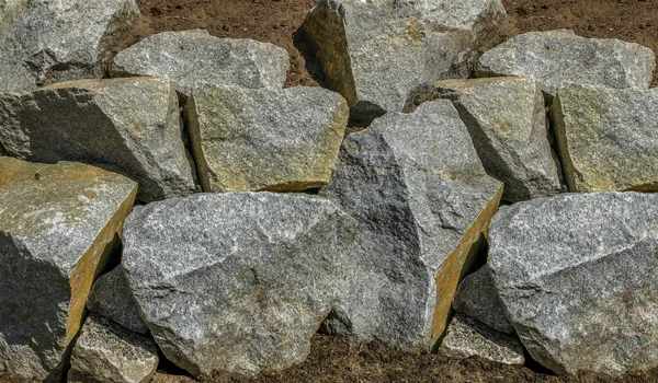 Stos Brudnych Kamieni Oświetlonych Słońcem — Zdjęcie stockowe