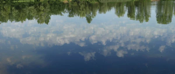 蓝天白云映照在水面上 — 图库照片