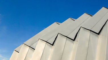 Gökyüzüne karşı metal çatı yapısı