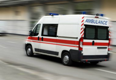 Caddeden bir ambulans geçiyor.